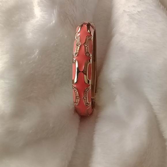 351. CORAL ENAMEL HINGED BRACELET - Picture 3 of 4
